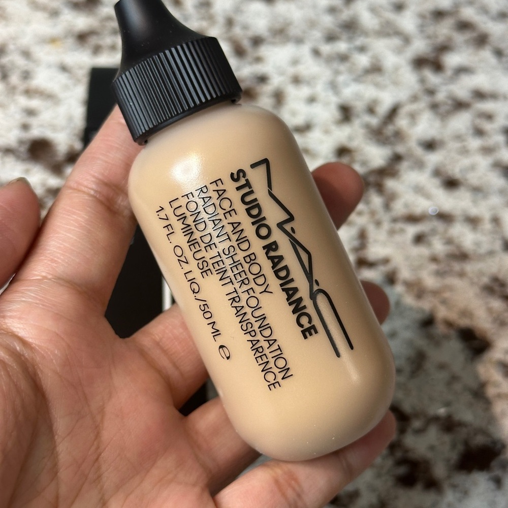 BRAND NEW MAC Studio Radiance Face+Body Foundation - C4